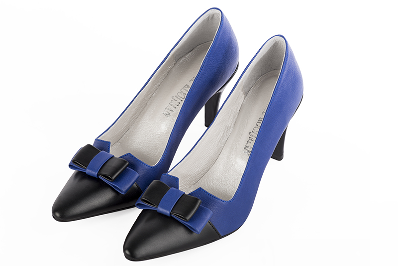 Navy blue women's dress pumps, with a knot on the front. Tapered toe. High slim heel. Front view - Florence KOOIJMAN